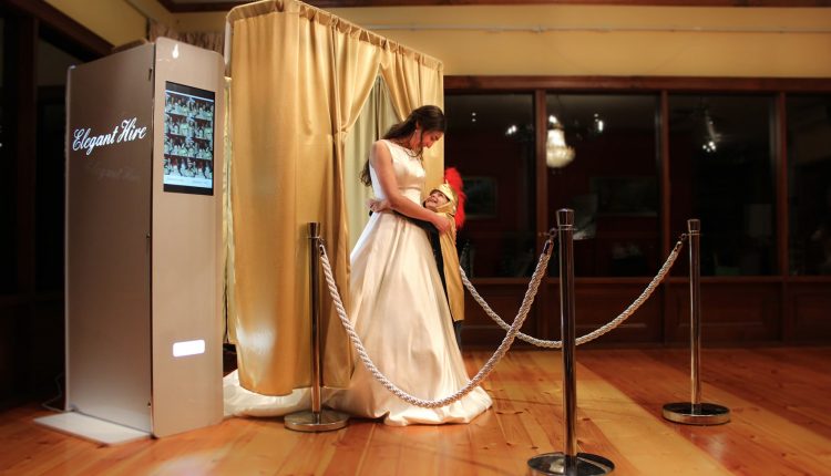 Tips to Choose An Awesome Wedding Photo Booth