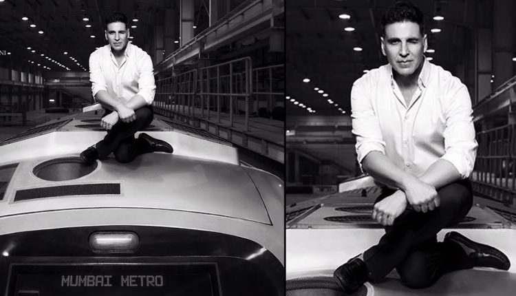 Akshay Kumar Camera Shoot On Mumbai Metro Train DSLR Photo Posted Online Browser | Tauji