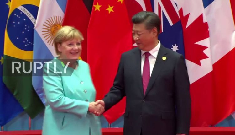 China: Xi Jinping greets G20 leaders ahead of family photo