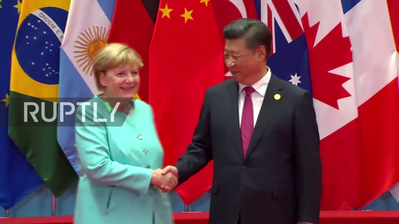 China: Xi Jinping greets G20 leaders ahead of family photo