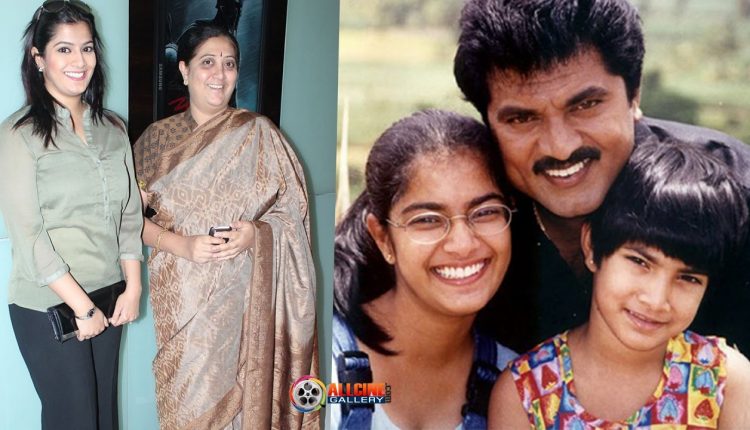 Actress Varalaxmi Sarathkumar Family Photos - Father Mother Sister Unseen Images