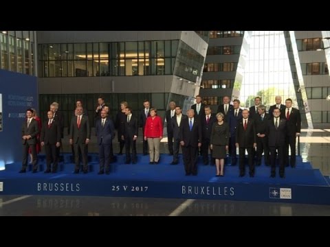 NATO: leaders pose for traditional family photo