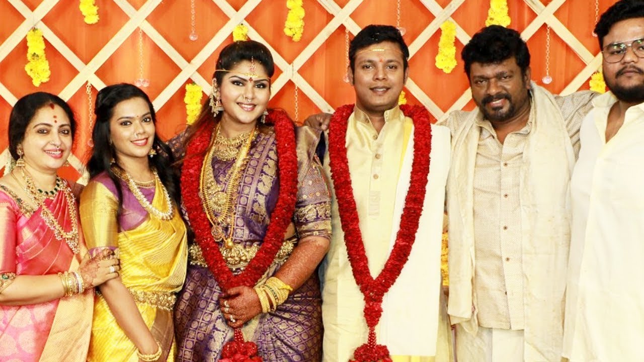 Seetha Parthiban Daughter Abhinaya & Naresh Karthik Wedding Photos With Family