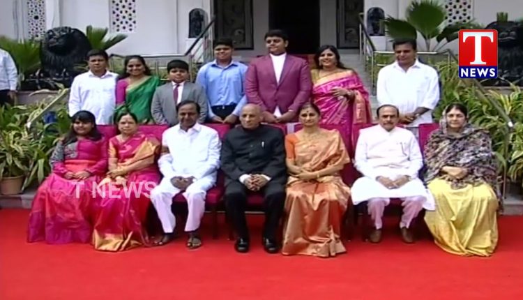 CM KCR Family Photo with Governor Narasimhan Family | Oath Taking Ceremony | Raj Bhavan | TNews