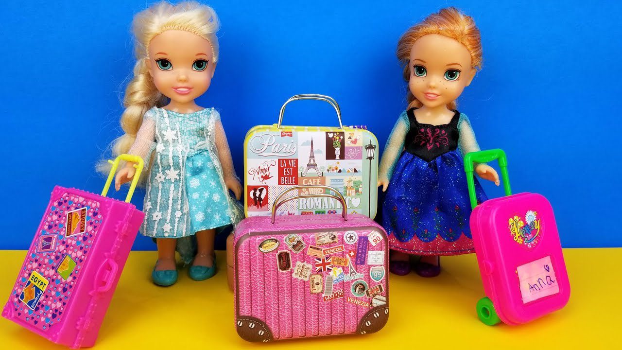 Vacation packing ! Elsa and Anna toddlers - shopping for luggage - suitcases - Barbie is the seller