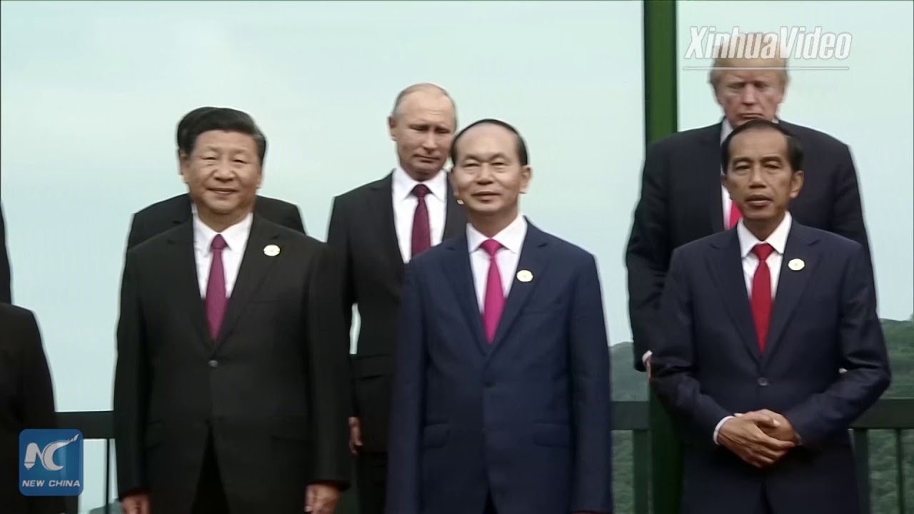 APEC leaders pose for family photo in Da Nang, Vietnam