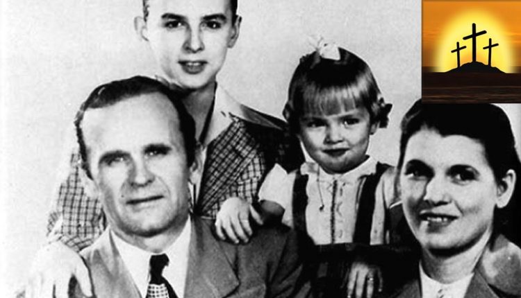 The Memorial Album slideshow - 'Family Photo's' (3 of 14) - William Branham photos