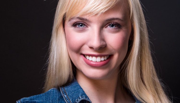 2 Speedlight Easy and Mobile Setup for Senior Portraits with Erik Valind and FlashBender 2