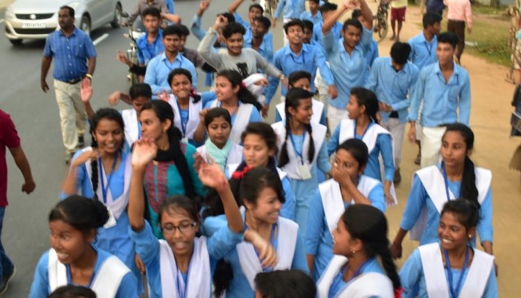 || school girls and boys dance with le photo le || saraswati puja pratima agaman