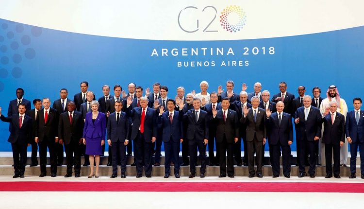 Leaders take family photo at G20 summit