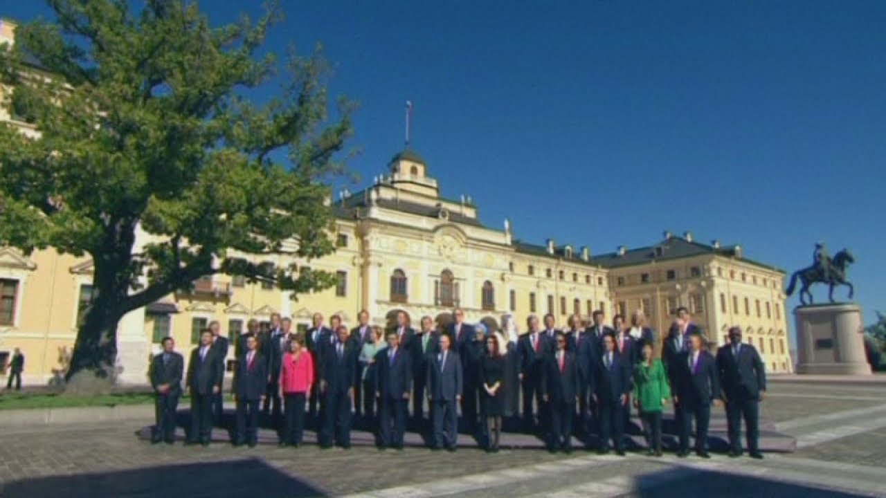 G20 summit: World leaders gather for 'family photo' at G20 summit in St Petersburg